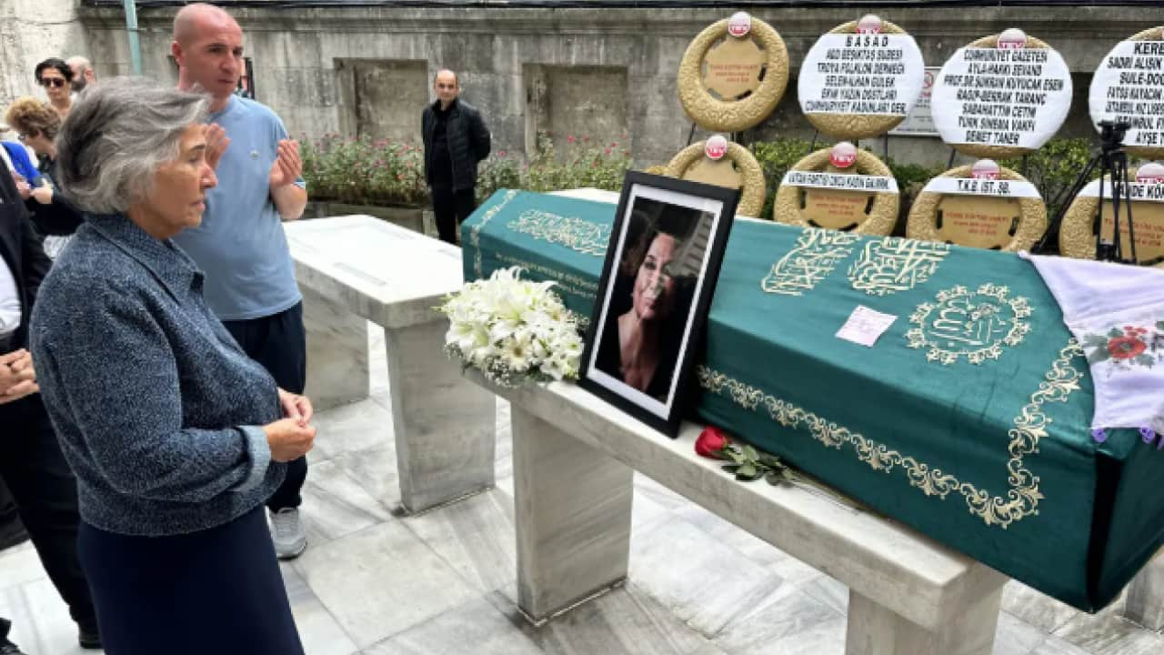 Foto - Kanserle olan savaşı kaybetti: Gülsen Tuncer son yolculuğuna uğurlandı!