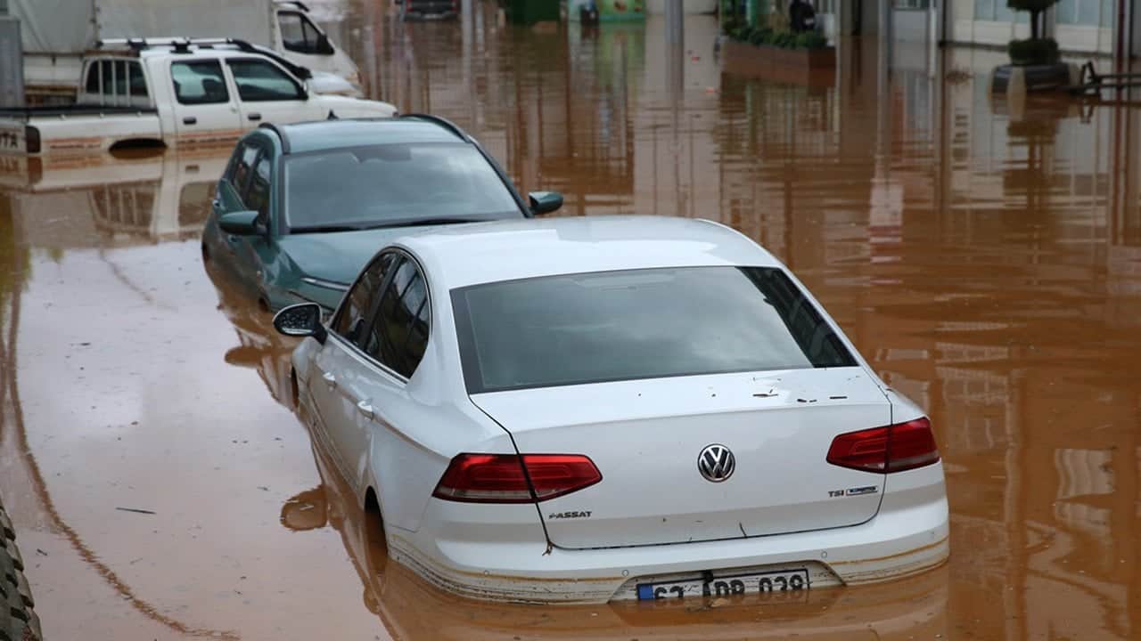 Karadeniz'de sağanak felaketi: Yollar çöktü, evler tahliye edildi