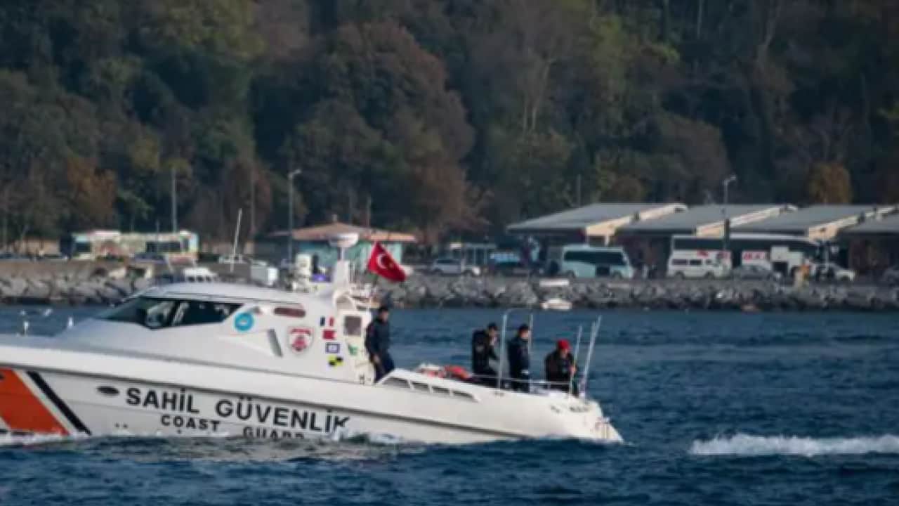 Foto - Karadeniz’de saldırıya uğrayan Türk teknesindeki yaralılara denizde müdahale