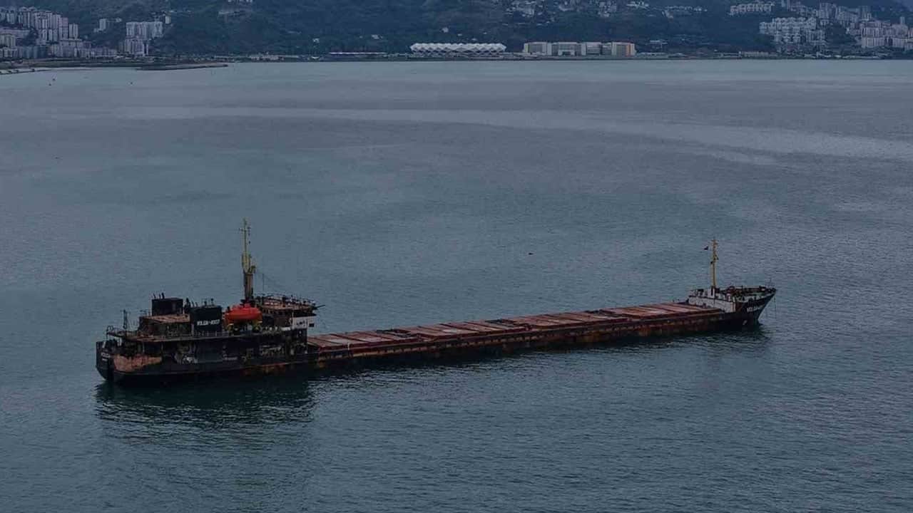 Foto - Karadeniz’deki Rusya-Ukrayna savaşı nedeniyle ticari gemilerden VOLGA-4007 Trabzon'da demirledi