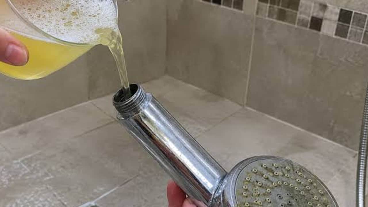 Foto - Karbonat ve sirke yerine öne çıkan çözüm: Duş başlığındaki kireci söküp atıyor 