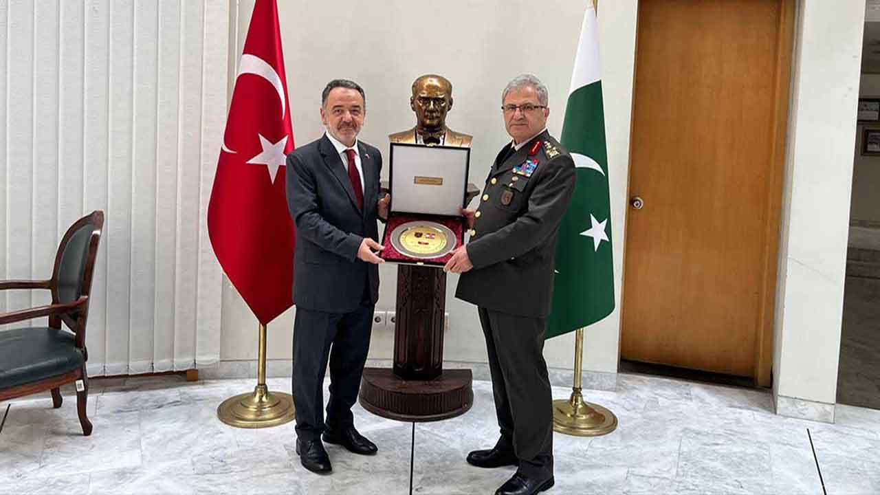 Foto - Kardeş ülke Pakistan ile askeri ittifak pekişiyor! Kara Kuvvetleri Komutanı Orgeneral Metin Tokel'den İslamabad'a çıkarma!