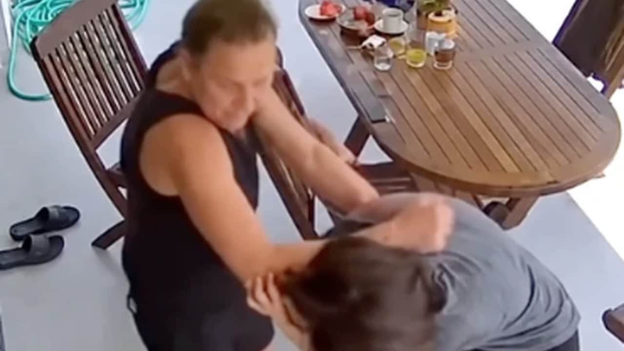 Foto - Karısı uzaklaştırma kararı almıştı! Ünlü siyasetçinin eşini tekme tokat dövdüğü görüntüler ifşa oldu
