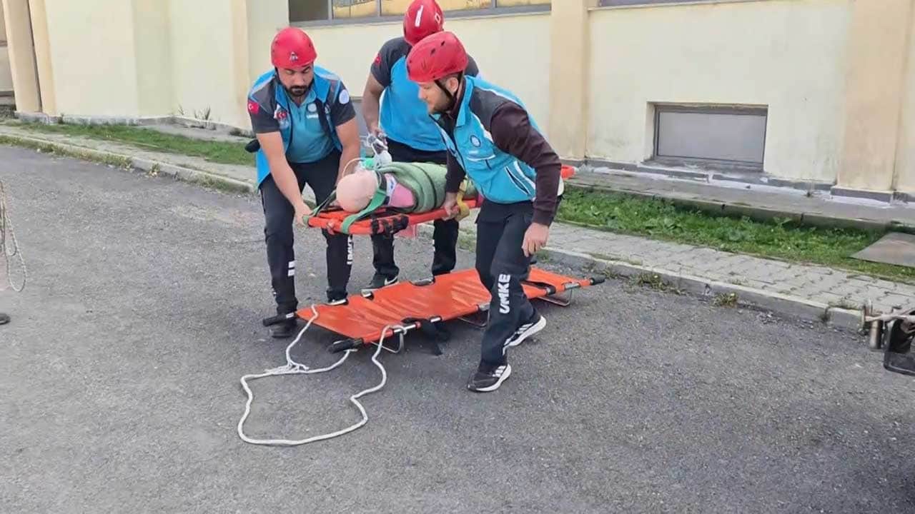Foto - Kars'ta gerçeği aratmayan deprem tatbikatı! 6.5 büyüklüğündeki senaryo tüyler ürpertti!