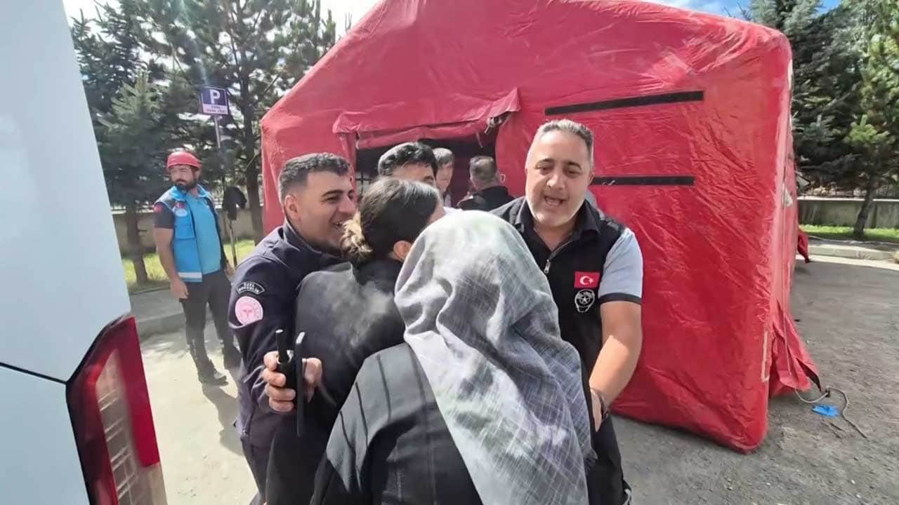 Foto - Kars'ta gerçeği aratmayan deprem tatbikatı! 6.5 büyüklüğündeki senaryo tüyler ürpertti!