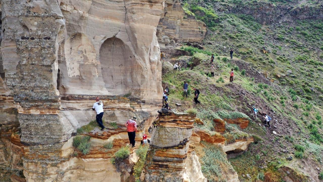 Foto - Kars’ta kayalara oyulmuş! Orta Çağ'ın izlerini taşıyor