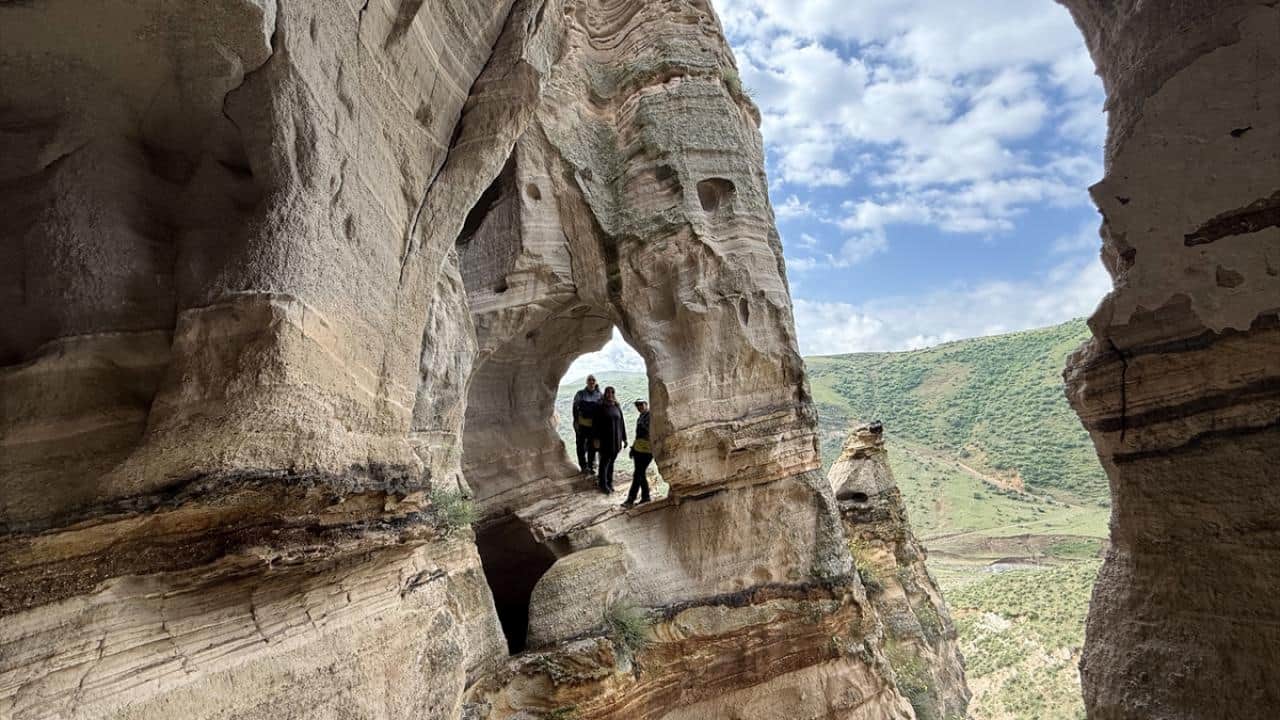 Kars’ta kayalara oyulmuş! Orta Çağ'ın izlerini taşıyor