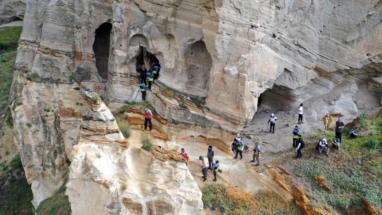Foto - Kars’ta kayalara oyulmuş! Orta Çağ'ın izlerini taşıyor