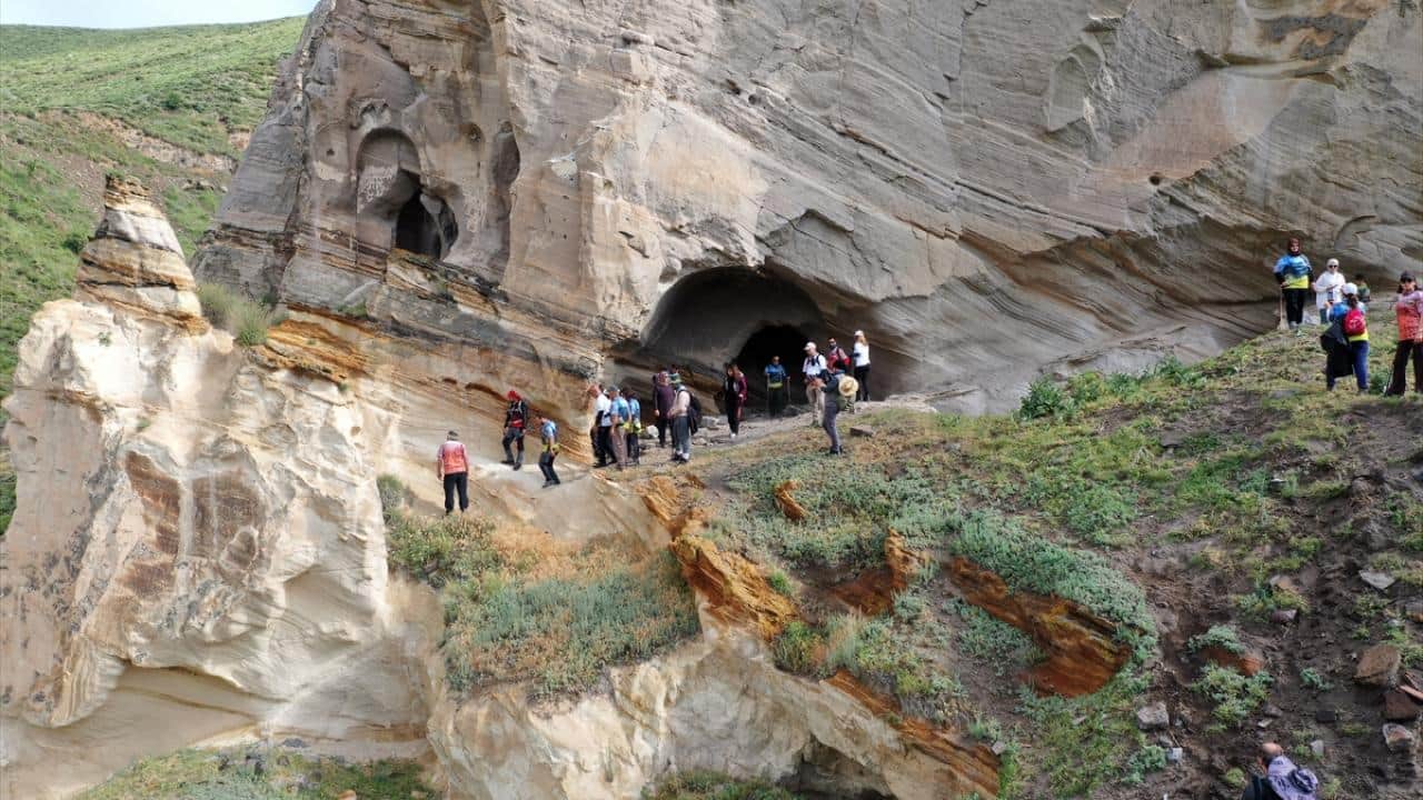 Foto - Kars’ta kayalara oyulmuş! Orta Çağ'ın izlerini taşıyor