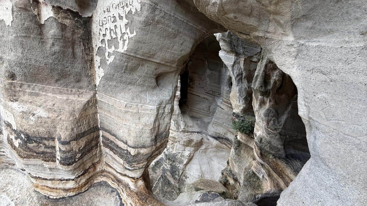 Foto - Kars’ta kayalara oyulmuş! Orta Çağ'ın izlerini taşıyor