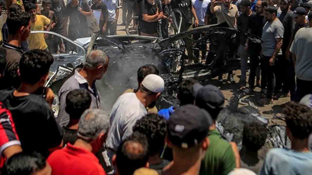 Foto - Katil İsrail ateşkes dinlemiyor: Han Yunus’ta vurulan araçta 3 Filistinli hayatını kaybetti