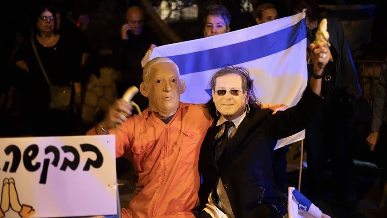 Foto - Katil Netanyahu için sokağa döküldüler! Başına 'muz' bile koydular...