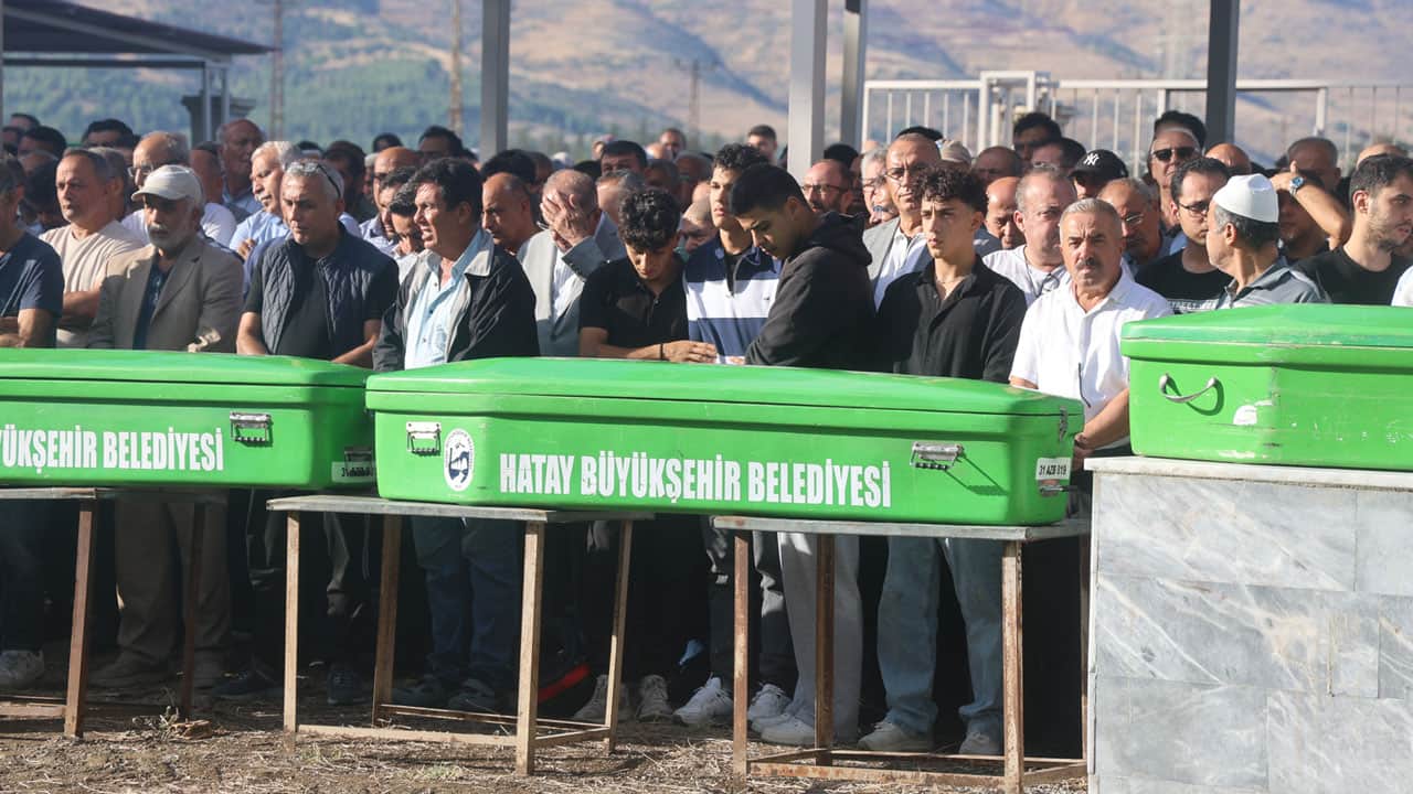 Foto - Katliam gibi kazada ölen 7 kişiye gözyaşlarıyla veda! 1 yaşındaki Atakan annesiyle aynı tabutta uğurlandı! 