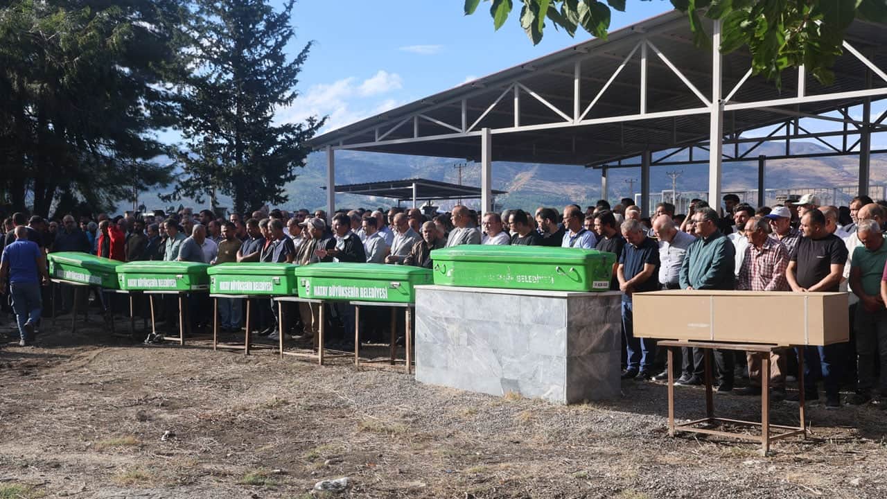 Foto - Katliam gibi kazada ölen 7 kişiye gözyaşlarıyla veda! 1 yaşındaki Atakan annesiyle aynı tabutta uğurlandı! 