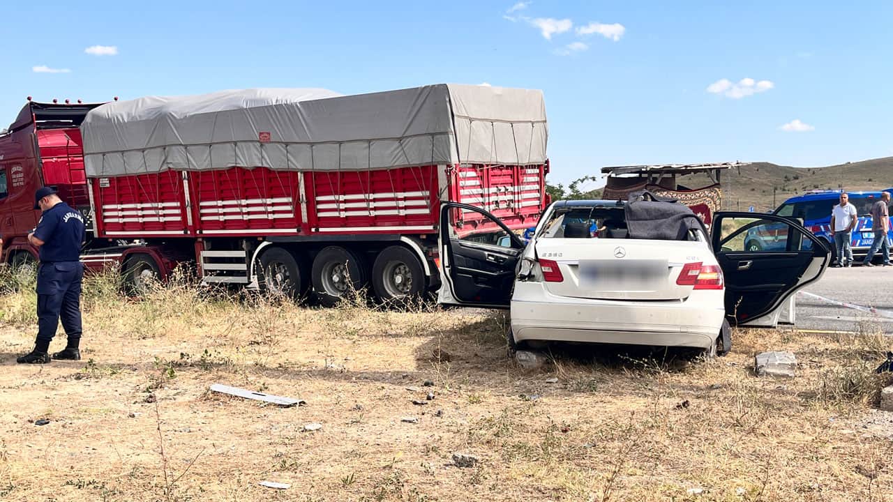 Foto - Kavşakta feci kaza! Kamyonla çarpışan otomobilde 3 kişi öldü