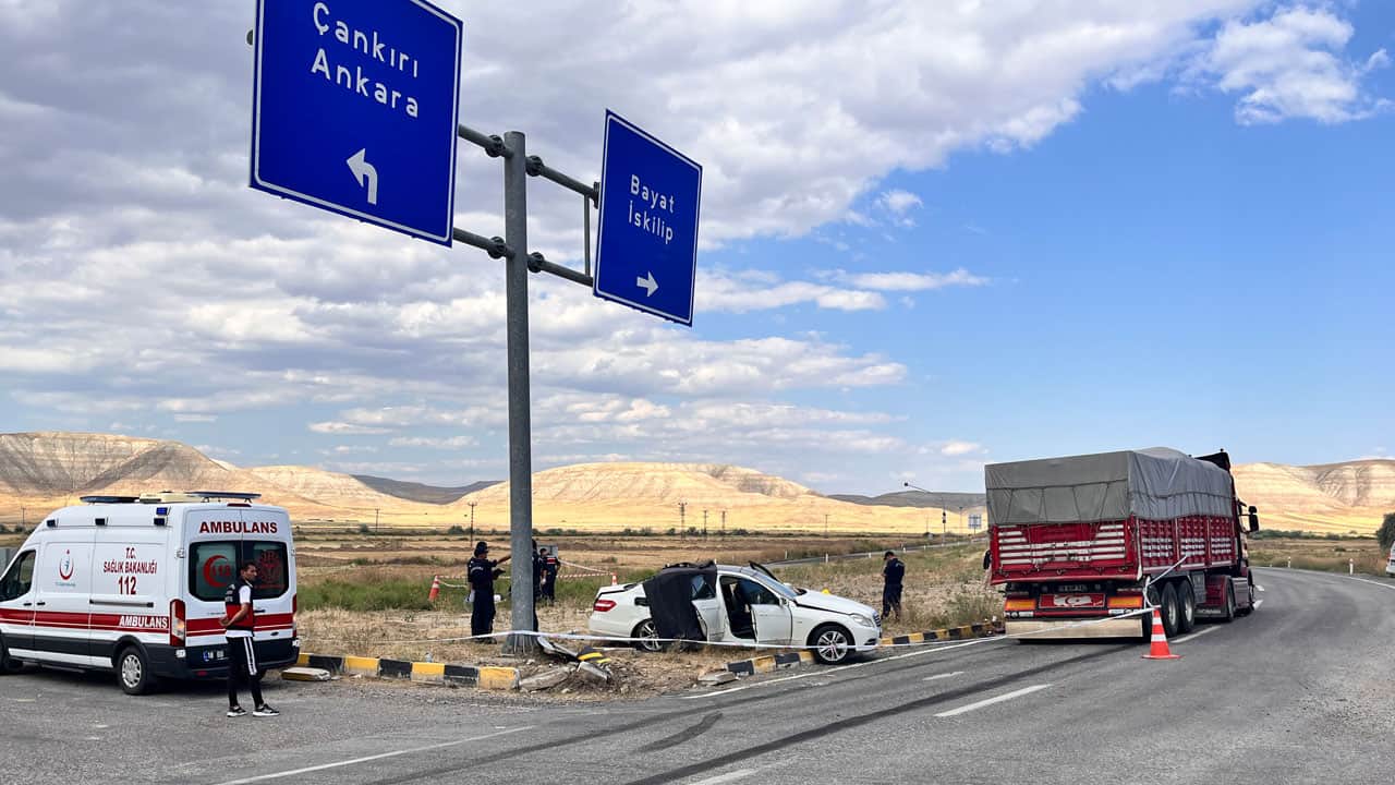 Foto - Kavşakta feci kaza! Kamyonla çarpışan otomobilde 3 kişi öldü