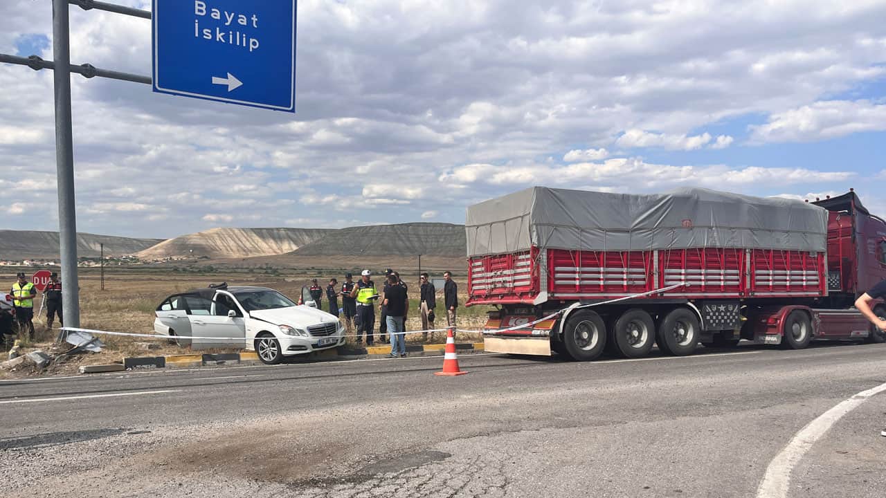 Foto - Kavşakta feci kaza! Kamyonla çarpışan otomobilde 3 kişi öldü