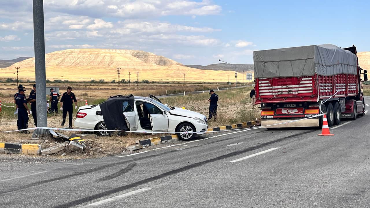 Foto - Kavşakta feci kaza! Kamyonla çarpışan otomobilde 3 kişi öldü