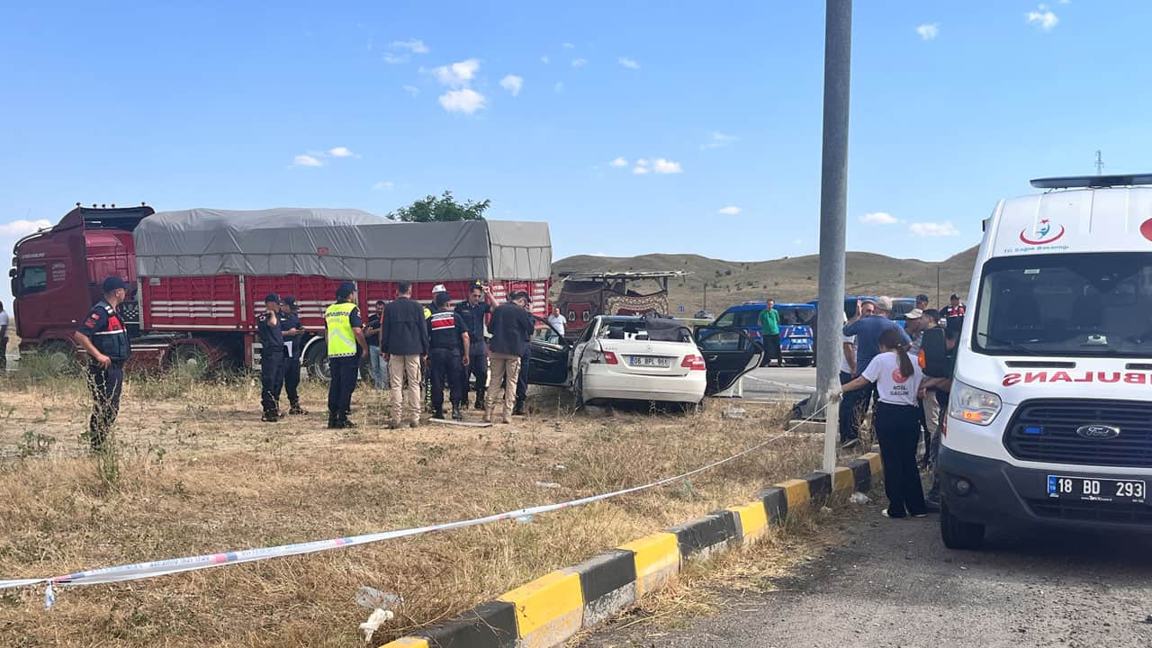 Foto - Kavşakta feci kaza! Kamyonla çarpışan otomobilde 3 kişi öldü