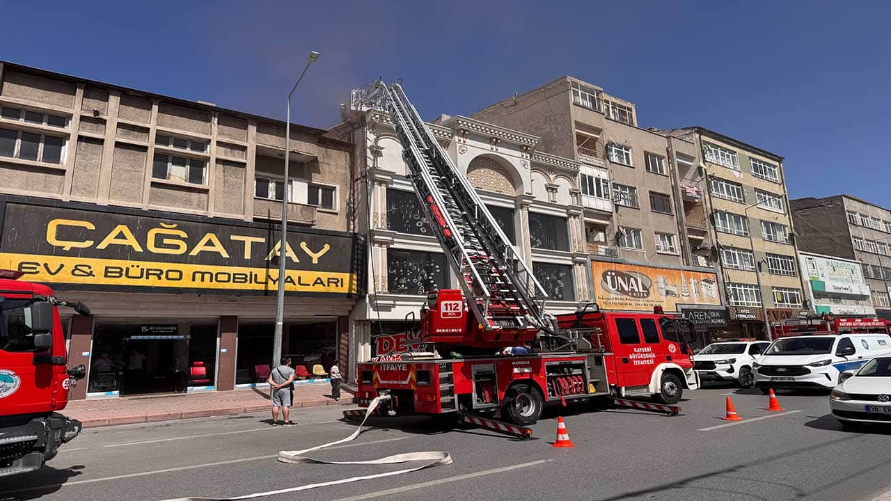 Kayseri sanayisinde korkutan alevler! Avize imalathanesinin çatısı cayır cayır yandı!
