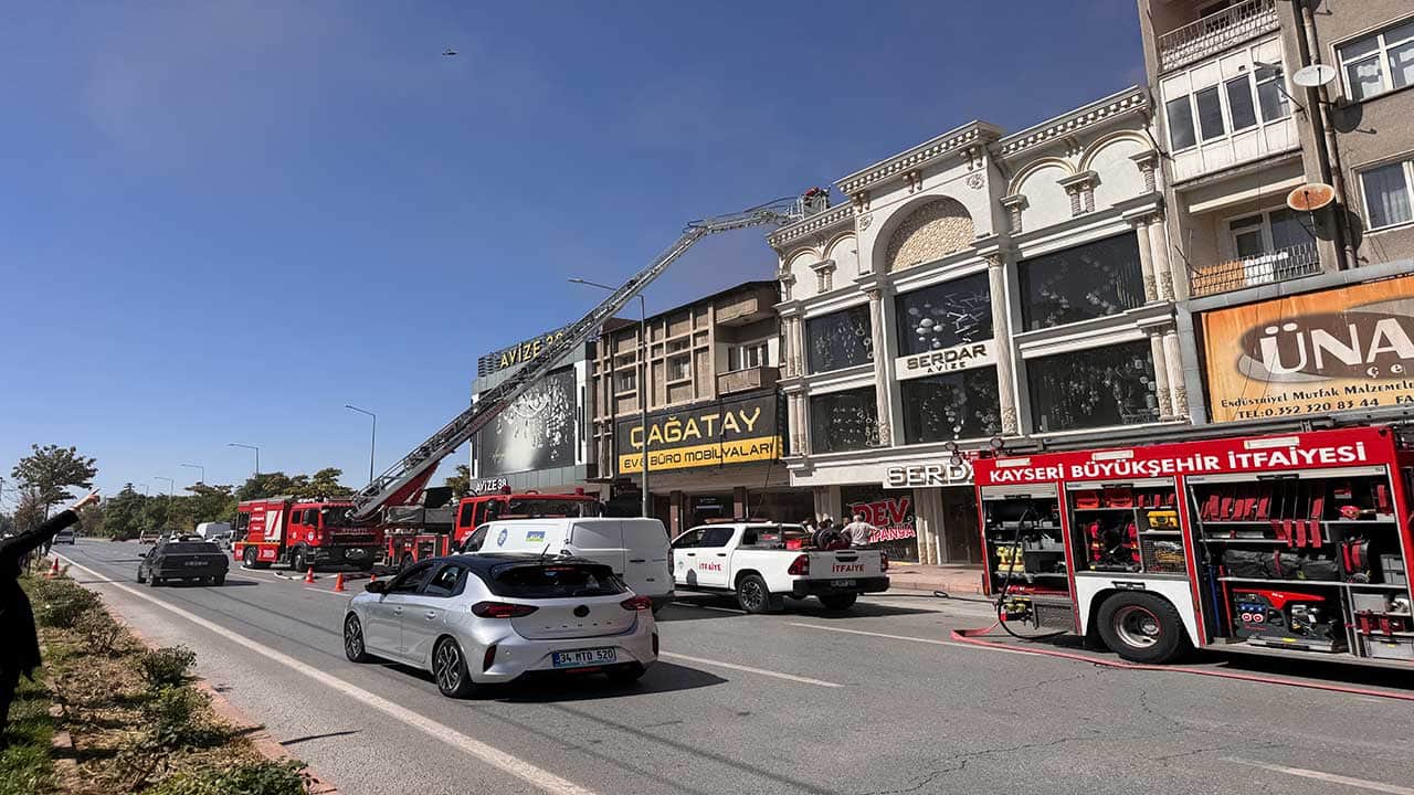 Foto - Kayseri sanayisinde korkutan alevler! Avize imalathanesinin çatısı cayır cayır yandı!