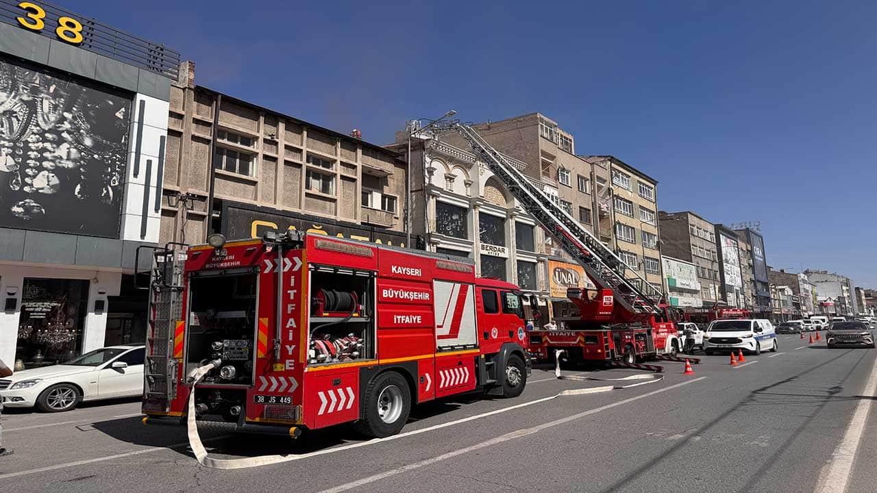 Foto - Kayseri sanayisinde korkutan alevler! Avize imalathanesinin çatısı cayır cayır yandı!