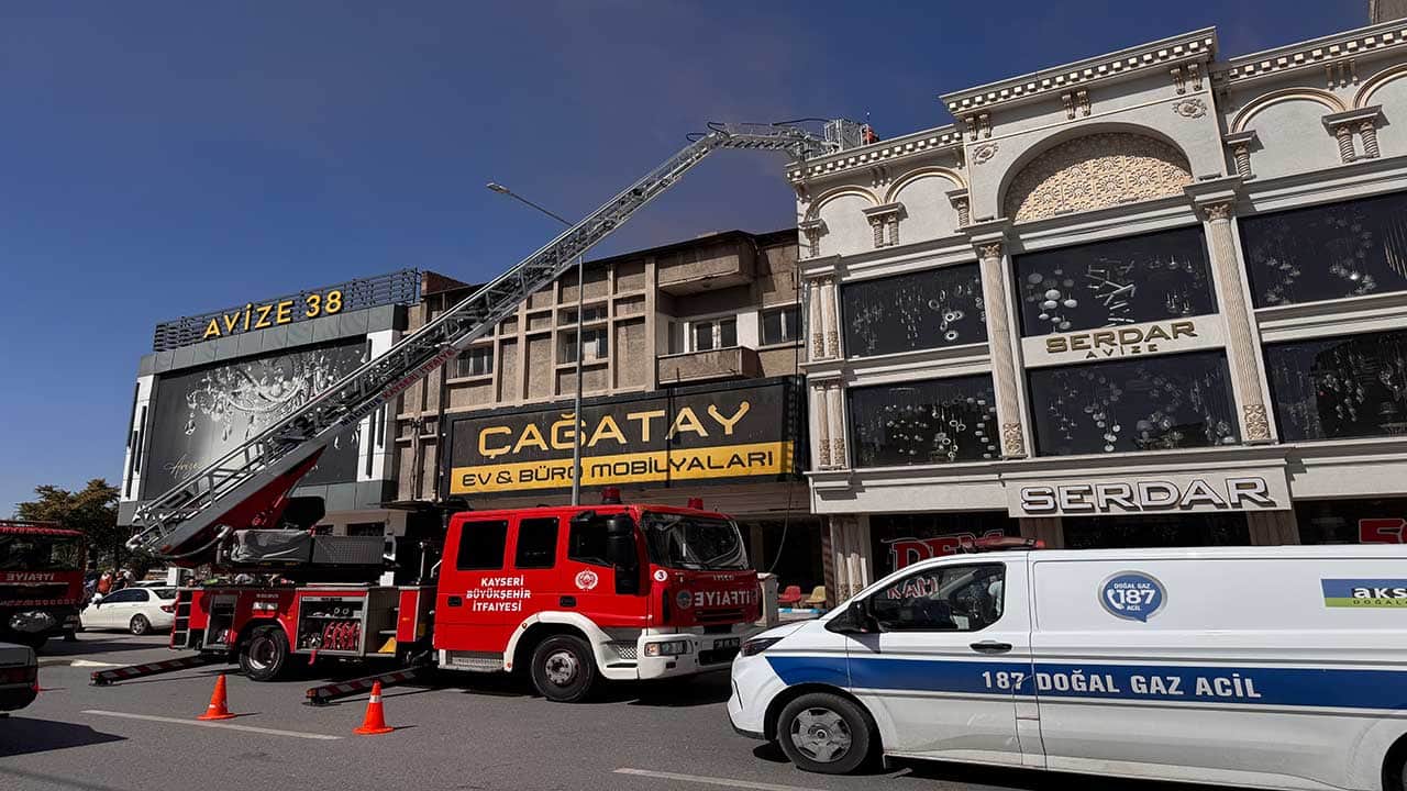 Foto - Kayseri sanayisinde korkutan alevler! Avize imalathanesinin çatısı cayır cayır yandı!