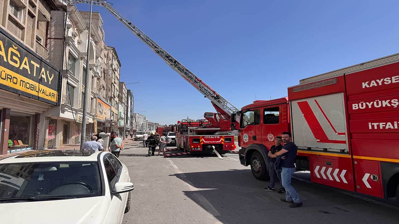 Foto - Kayseri sanayisinde korkutan alevler! Avize imalathanesinin çatısı cayır cayır yandı!