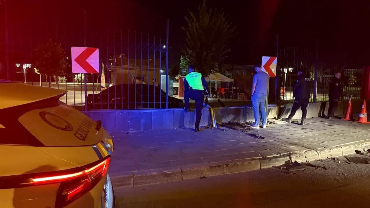 Foto - Kayseri’de esrarengiz kaza! Otomobil havalandı