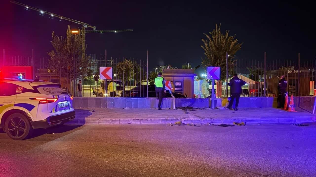Foto - Kayseri’de esrarengiz kaza! Otomobil havalandı
