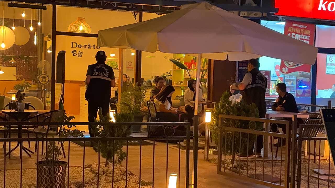 Foto - Kayseri’de sokak ortasında bıçaklı kavga! Kanlar içinde kalan şahıs kafeye sığındı!