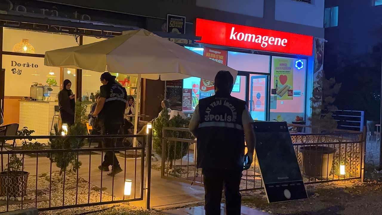 Kayseri’de sokak ortasında bıçaklı kavga! Kanlar içinde kalan şahıs kafeye sığındı!