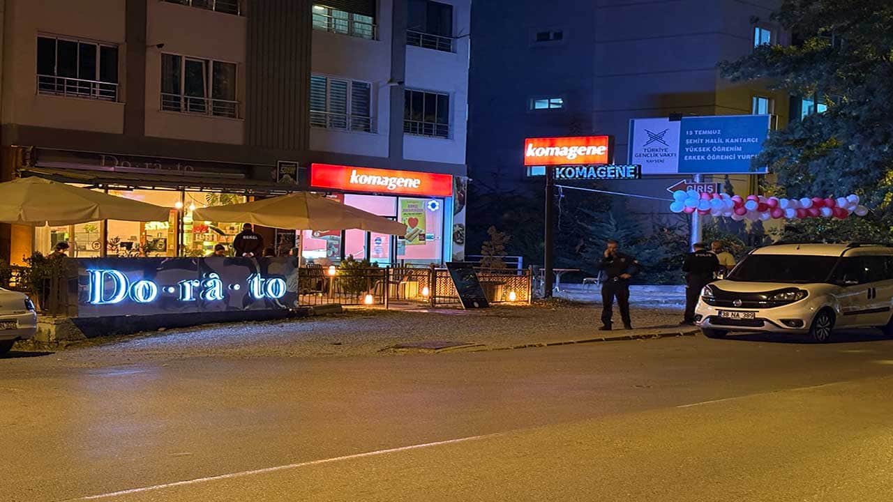 Foto - Kayseri’de sokak ortasında bıçaklı kavga! Kanlar içinde kalan şahıs kafeye sığındı!