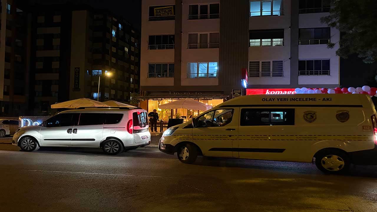 Foto - Kayseri’de sokak ortasında bıçaklı kavga! Kanlar içinde kalan şahıs kafeye sığındı!