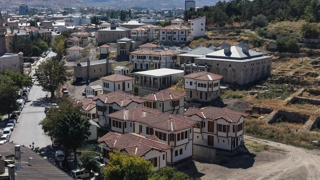 Foto - Kazılarda 400 bine yakın obje bulunmuştu! Sivas Kale Projesi 2028'de tamamlanacak