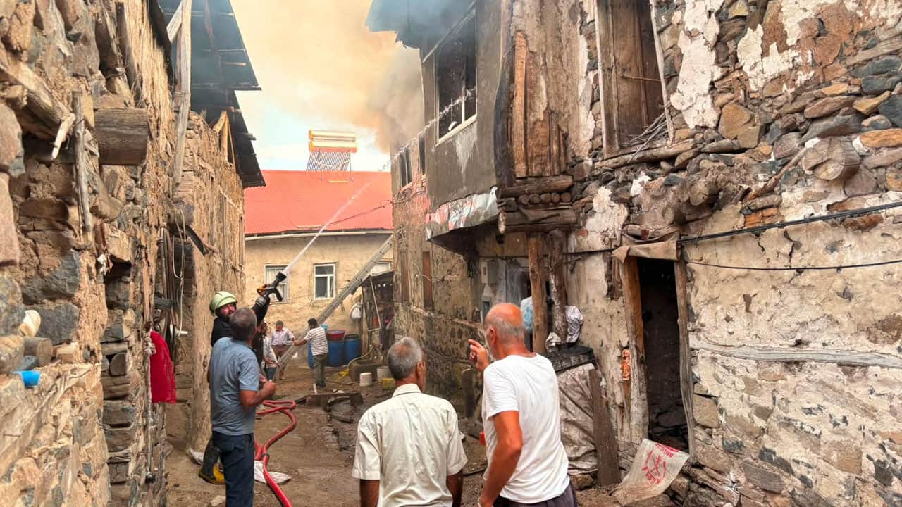 Foto - Kemaliye’de köy yandı: 8 ev zarar gördü