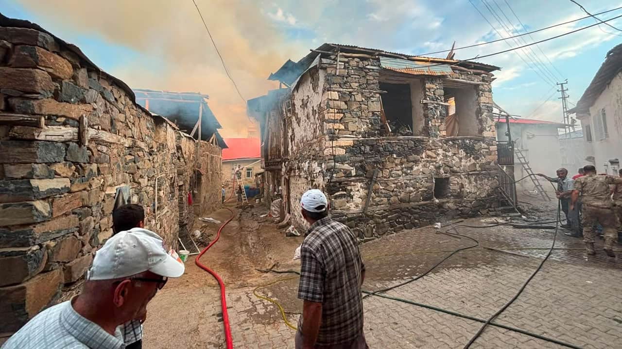 Kemaliye’de köy yandı: 8 ev zarar gördü