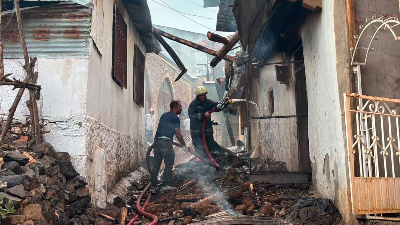 Foto - Kemaliye’de köy yandı: 8 ev zarar gördü