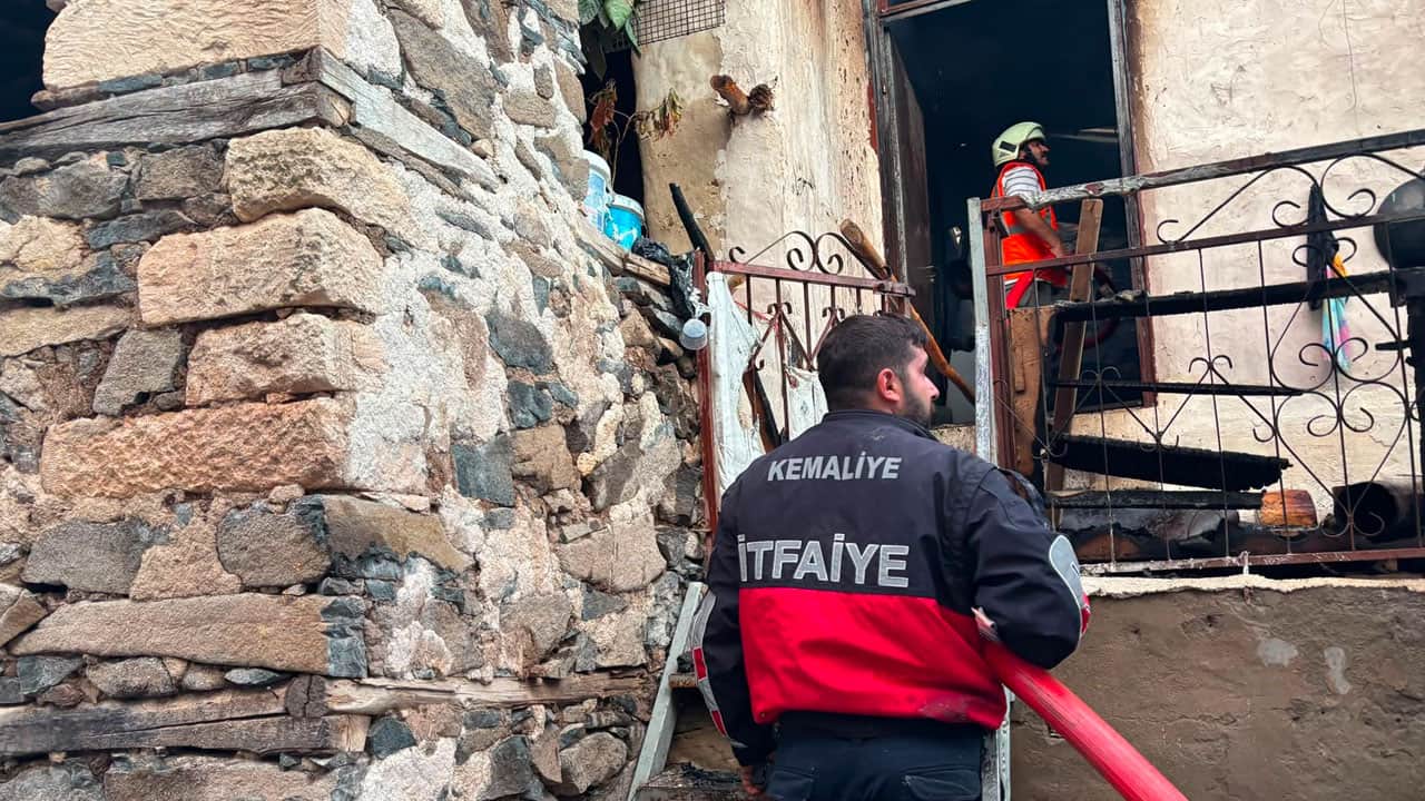 Foto - Kemaliye’de köy yandı: 8 ev zarar gördü