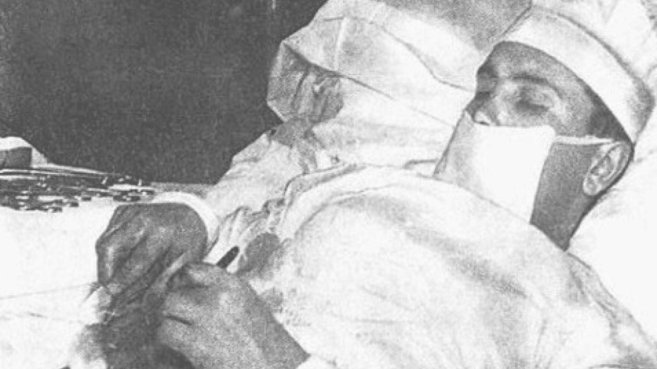 Foto - Kendi ameliyatını yapmak zorunda kaldı! Aynaya bakarak apandistini aldı!