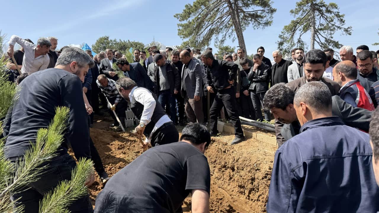 Foto - Kendisini öğrencilere siper etmişti... Kahraman Ayla öğretmenin eşi, cenazede Bakan Yusuf Tekin'e sarıldı