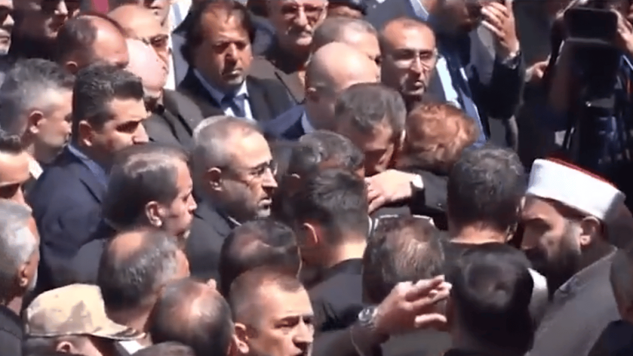 Foto - Kendisini öğrencilere siper etmişti... Kahraman Ayla öğretmenin eşi, cenazede Bakan Yusuf Tekin'e sarıldı