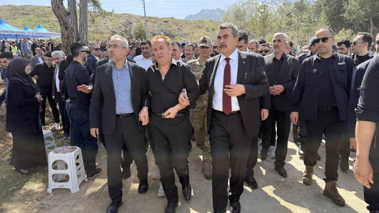 Foto - Kendisini öğrencilere siper etmişti... Kahraman Ayla öğretmenin eşi, cenazede Bakan Yusuf Tekin'e sarıldı