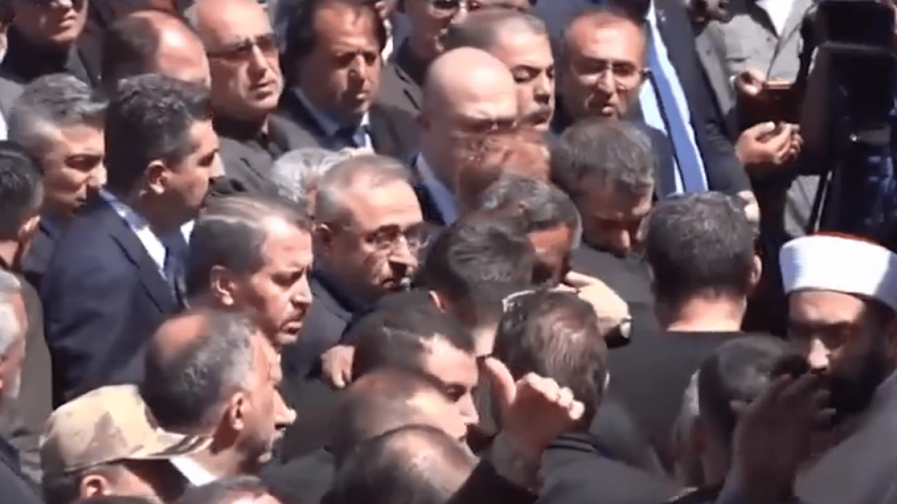 Foto - Kendisini öğrencilere siper etmişti... Kahraman Ayla öğretmenin eşi, cenazede Bakan Yusuf Tekin'e sarıldı