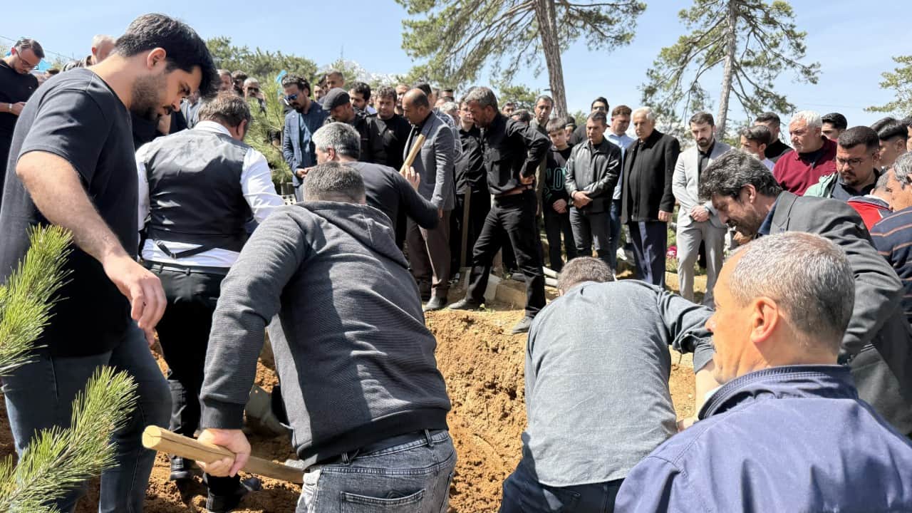 Foto - Kendisini öğrencilere siper etmişti... Kahraman Ayla öğretmenin eşi, cenazede Bakan Yusuf Tekin'e sarıldı