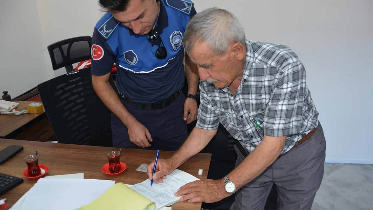 Foto - Kıbrıs gazisinden insanlık dersi: Yolda bulduğu altınları saymadan zabıtaya teslim etti 