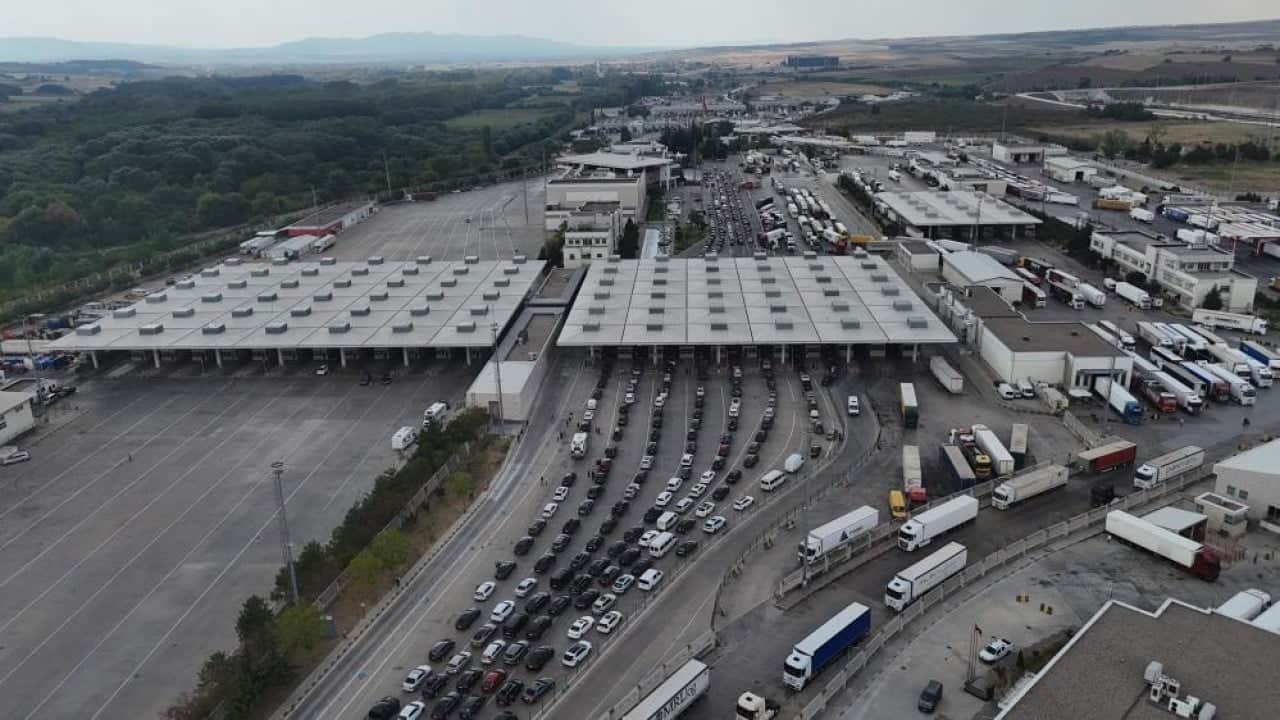 Foto - Kilometrelerce araç kuyruğu oluştu Gurbetçinin hasreti bitti dönüş çilesi başladı