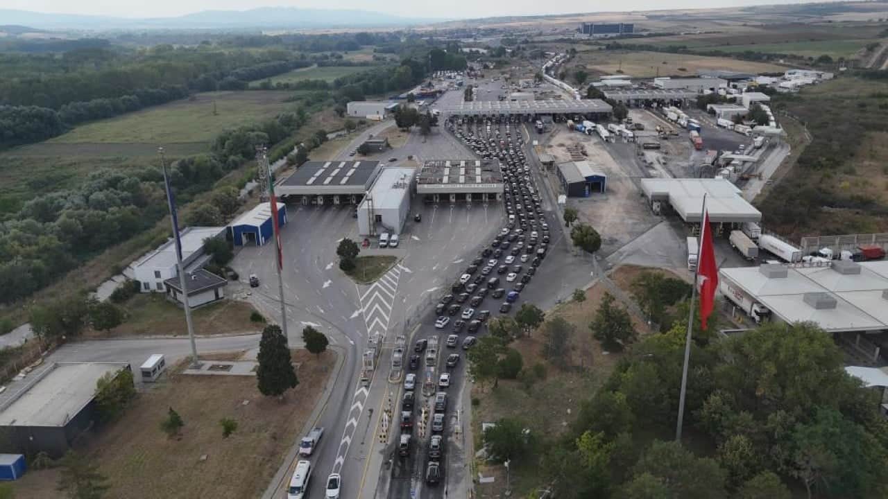 Foto - Kilometrelerce araç kuyruğu oluştu Gurbetçinin hasreti bitti dönüş çilesi başladı