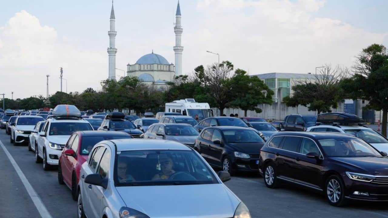 Foto - Kilometrelerce araç kuyruğu oluştu Gurbetçinin hasreti bitti dönüş çilesi başladı