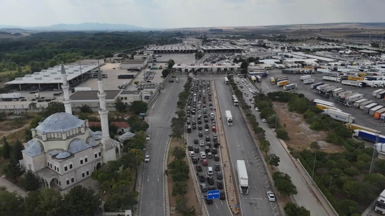 Foto - Kilometrelerce araç kuyruğu oluştu Gurbetçinin hasreti bitti dönüş çilesi başladı